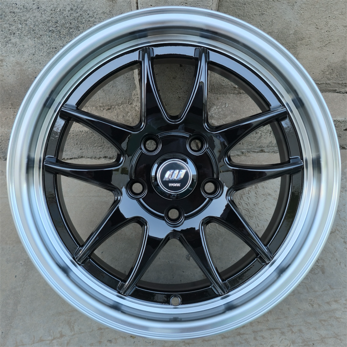 SET DE 4 LLANTAS WORK EMOTION. Aro 16 - 5x112, 5x114. Doble Apernadura. Color Negro Aro Cromado. (16B6899B)