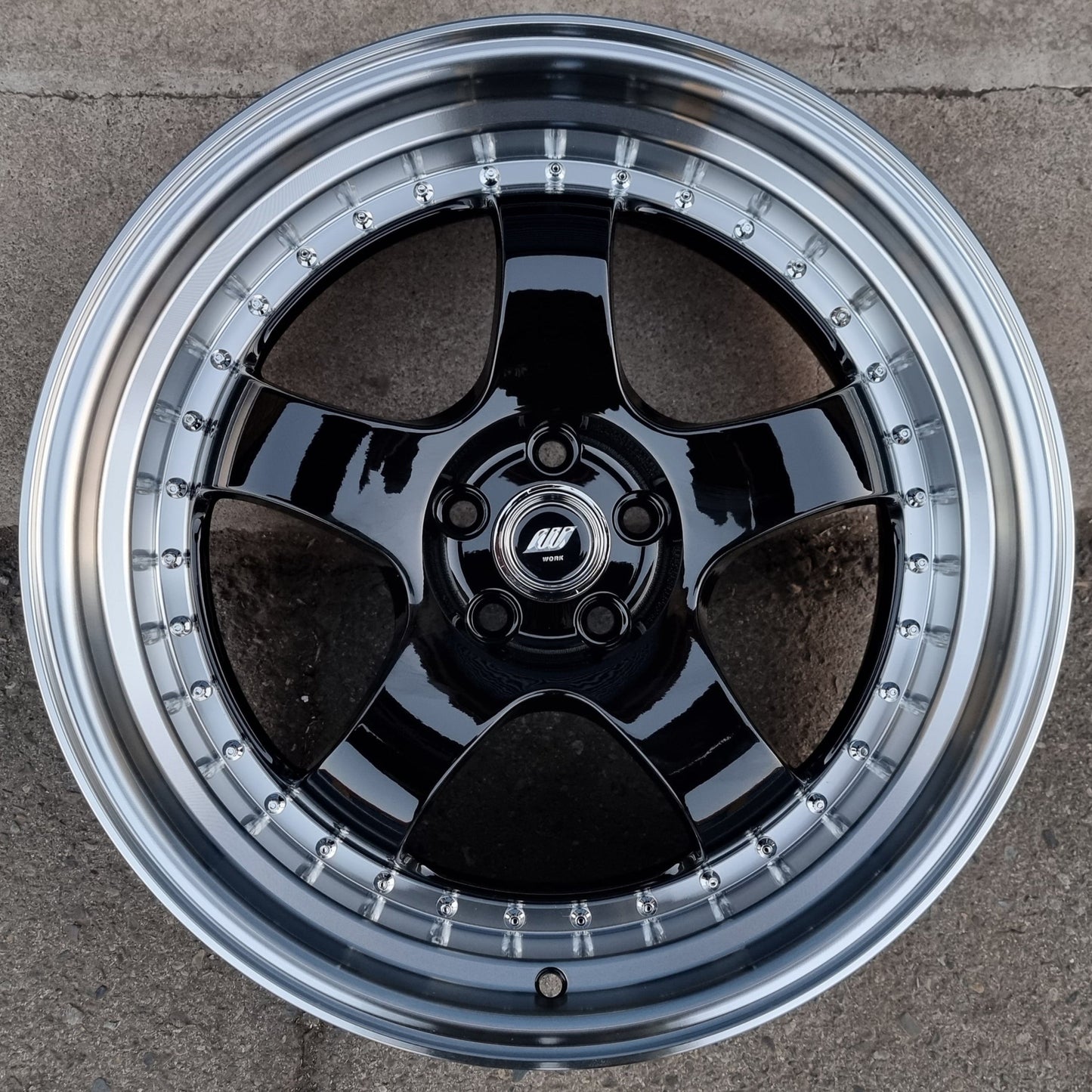 SET DE LLANTAS WORK MEISTER  . Aro-18-5x100 .Color Negro Aro Cromado .(DIM5039).