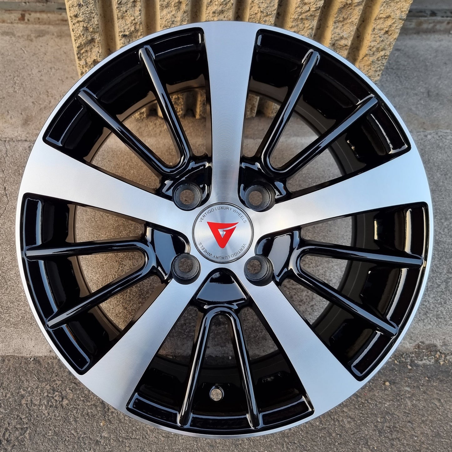 SET DE LLANTAS MODELO 239. Aro 14 - 4x100. .Color Cromado Fondo Negro .(239).