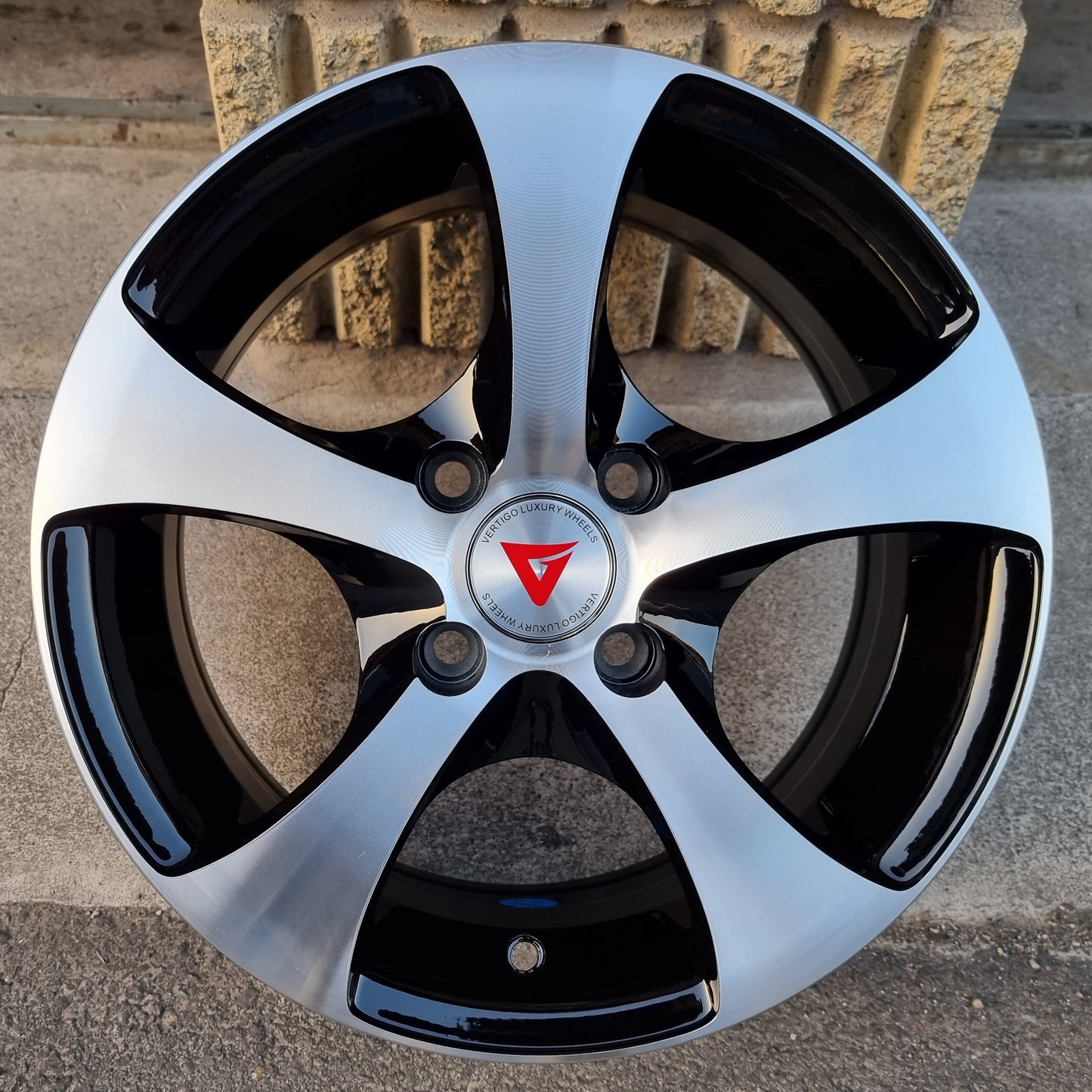 SET DE LLANTAS MODELO 504.Aro 14 - 4x100. .Color Cromado Fondo Negro .(504).