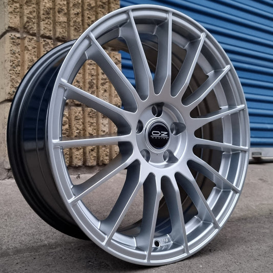SET DE LLANTAS OZ SUPER TURISMO COLOR Plateado. Aro 18- 5x105 (MB8)