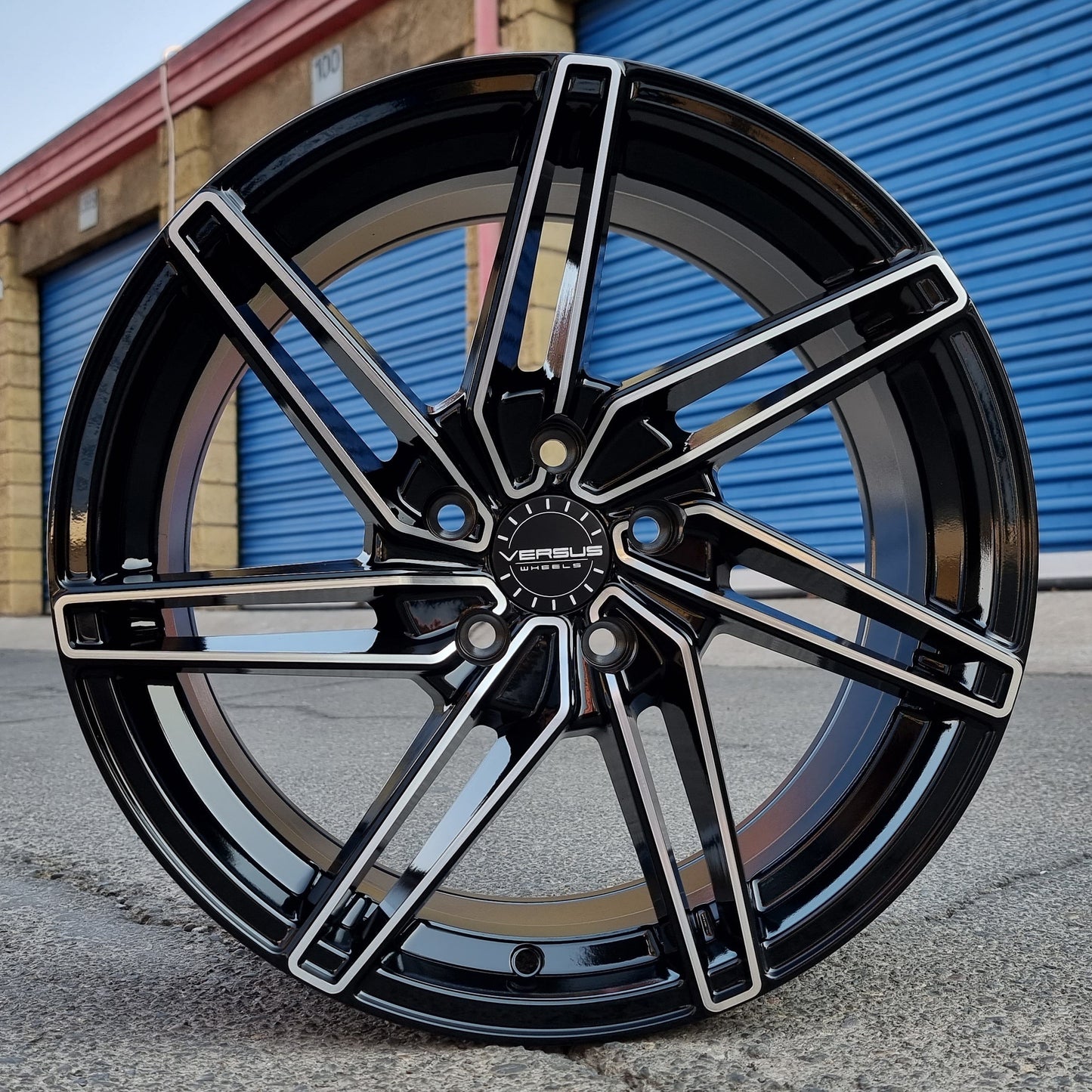 SET DE LLANTAS MODELO VERSUS COLOR Cromado Fondo Negro. Aro 18 - 5x114 (VSS88)