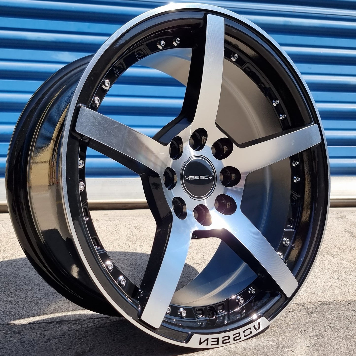 SET DE LLANTAS VOSSEN. Aro 15-4x100, 4x108 .Color Cromado Fondo Negro .(15S5075M).