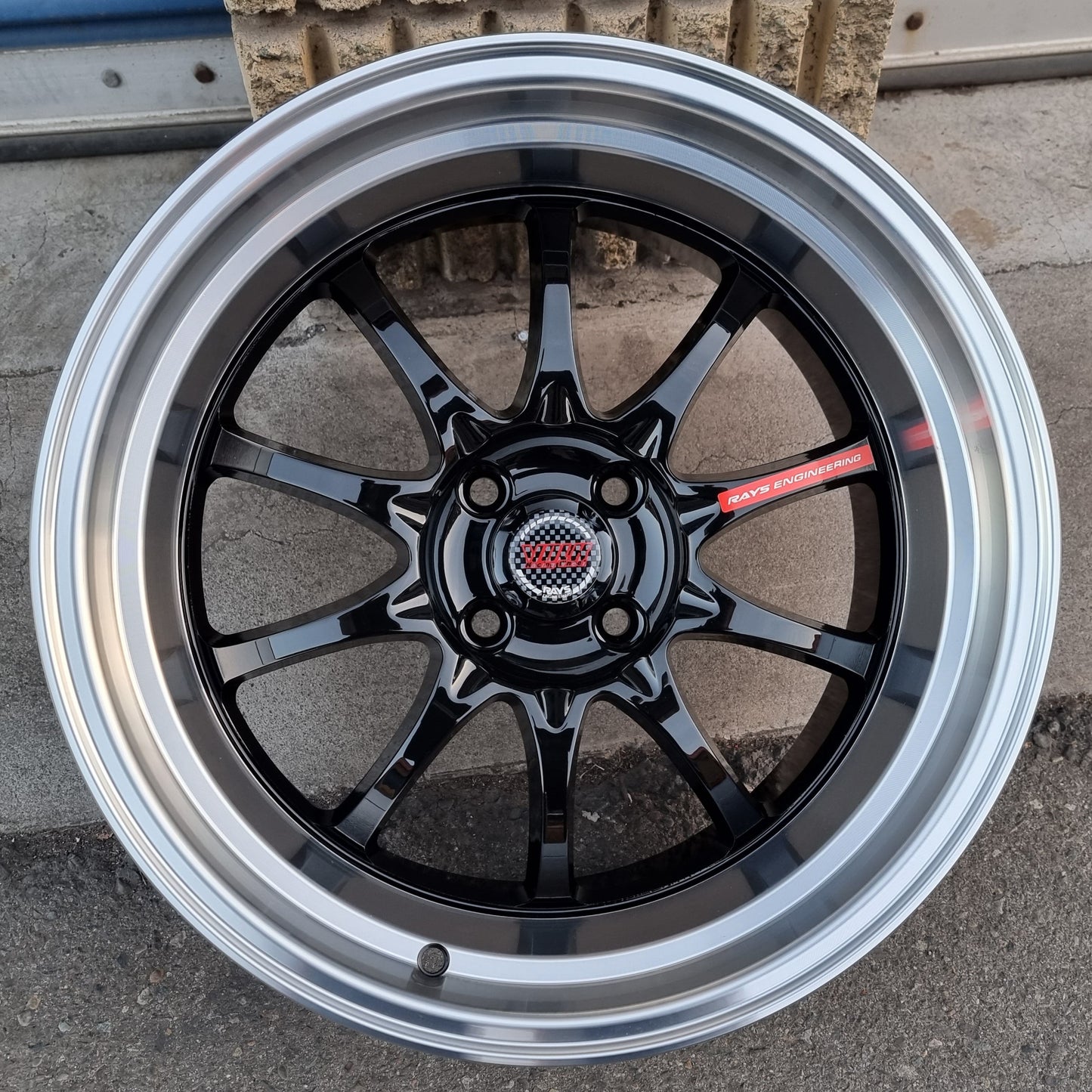SET DE LLANTAS VOLK CE28. Aro 17- 4x100. .Color Negro Brillante Aro Cromado .(17C1015B).