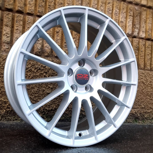 SET DE LLANTAS OZ SUPER TURISMO. Aro 17- 5x114. Color Plateada. (3309)