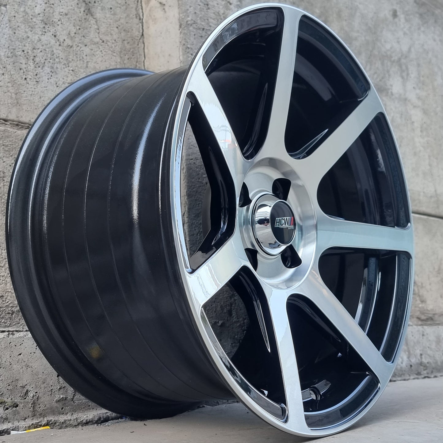 SET DE 4 LLANTAS Color Cromado Fondo Negro. Aro 15-4x100. (15CJA202A).