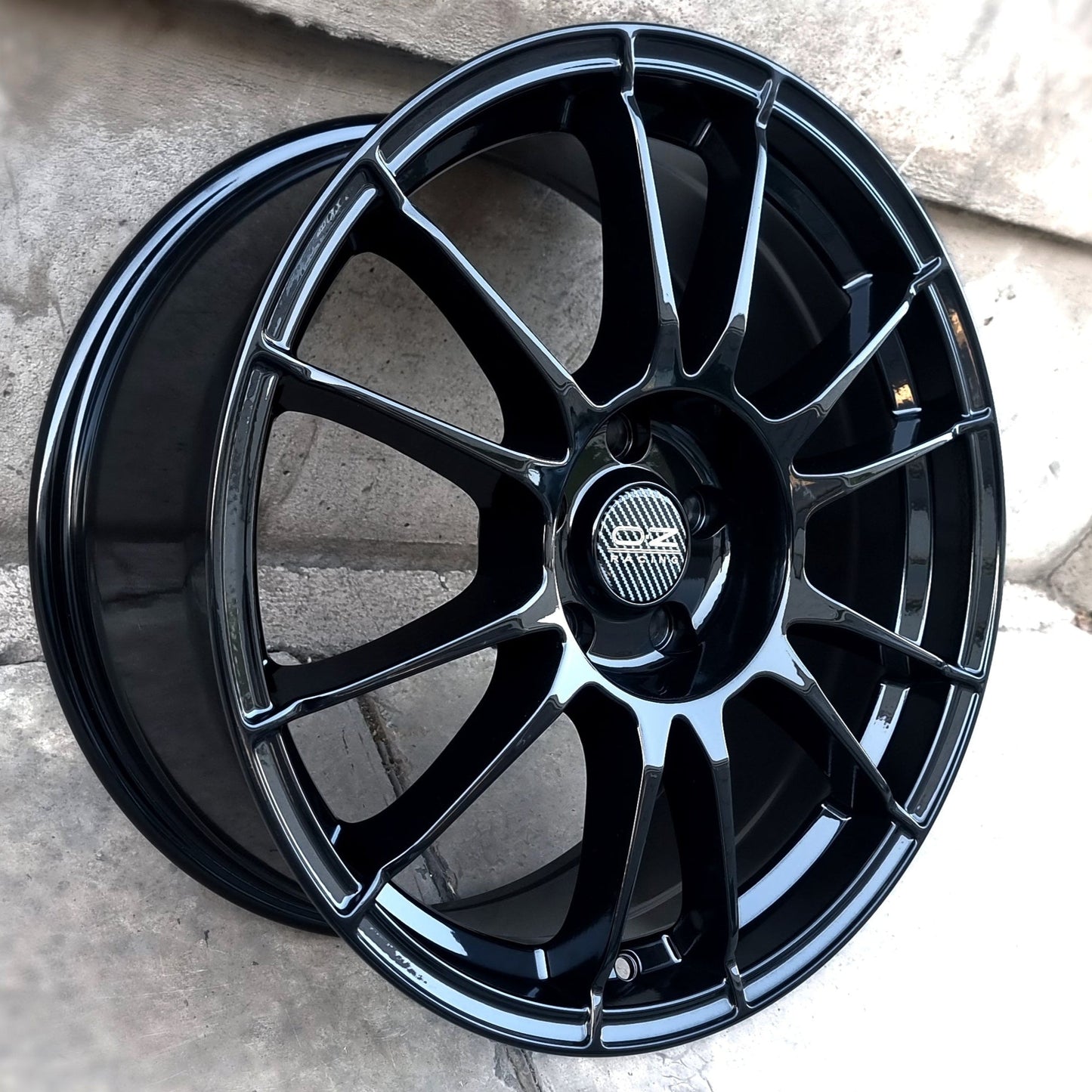 SET DE LLANTAS OZ ULTRA LIGERA COLOR Negro Brillante . Aro 18 - 5x120 (320)