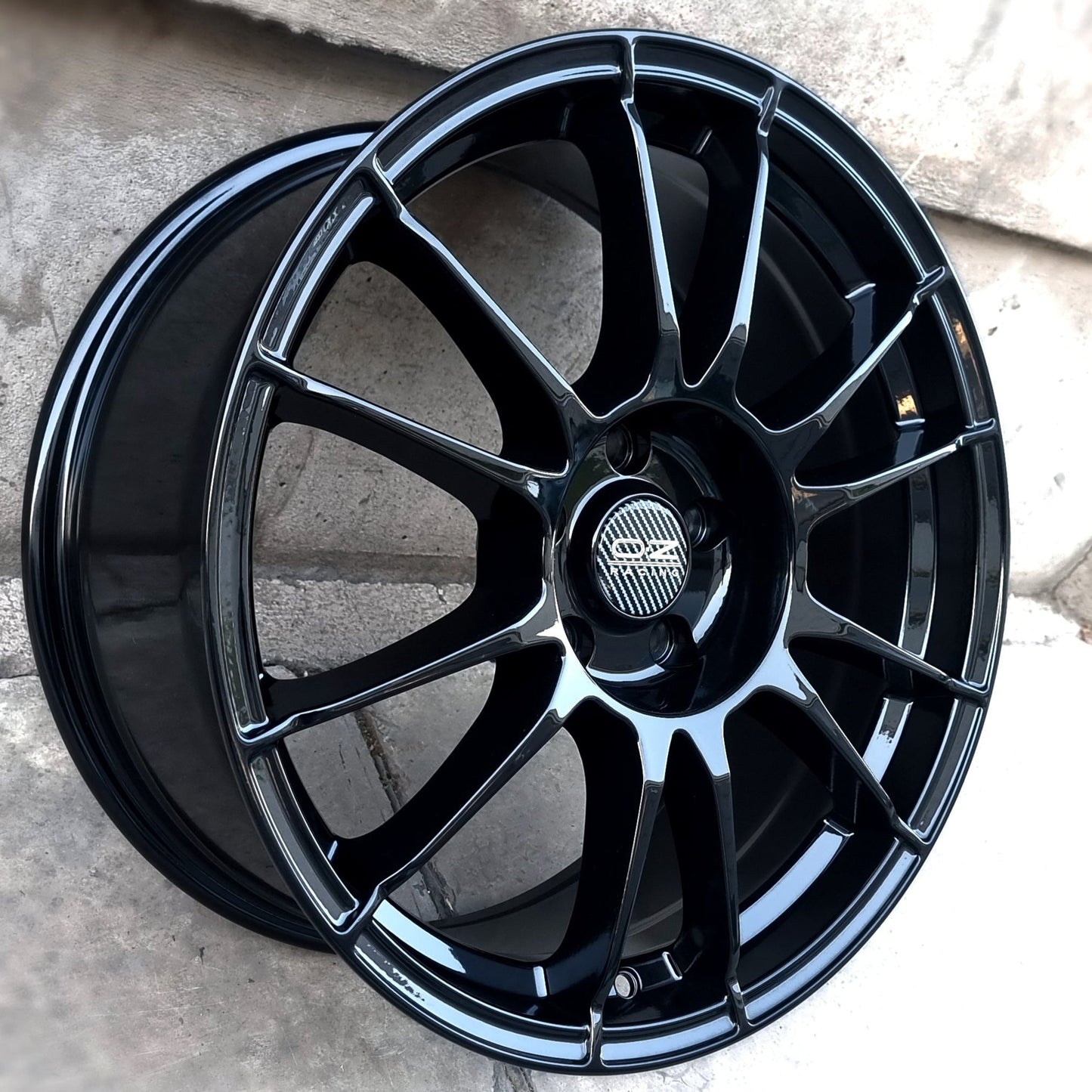 SET DE LLANTAS OZ ULTRA LIGERA  . Aro-18-5x108 .Color Negro Brillante .(320).