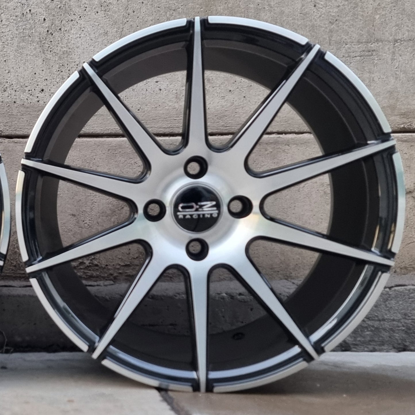SET DE LLANTAS OZ ULTRA LIGERA. Aro 16 4x100. .Color Cromado Fondo Negro .(16N0184C).