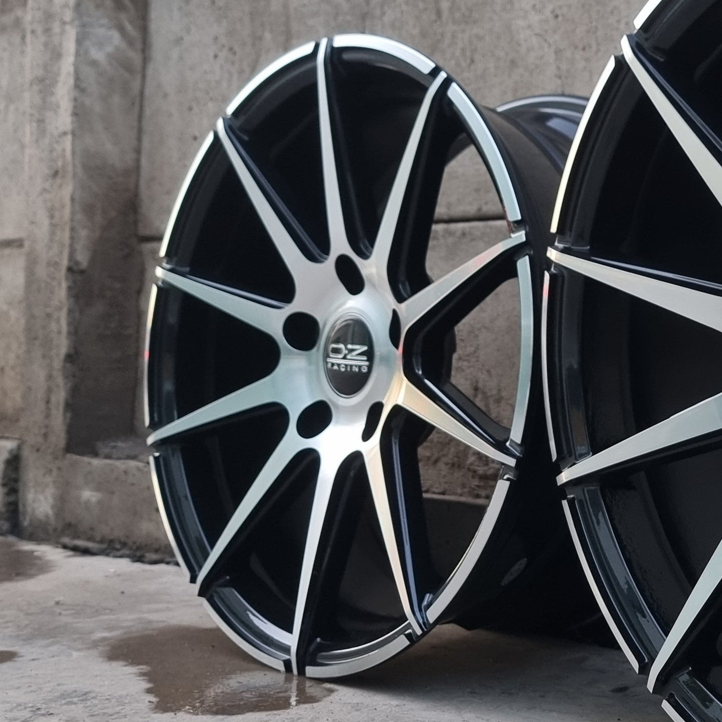 SET DE LLANTAS OZ ULTRA LIGERA. Aro 16 5x114. .Color Cromado Fondo Negro .(16N0184C).