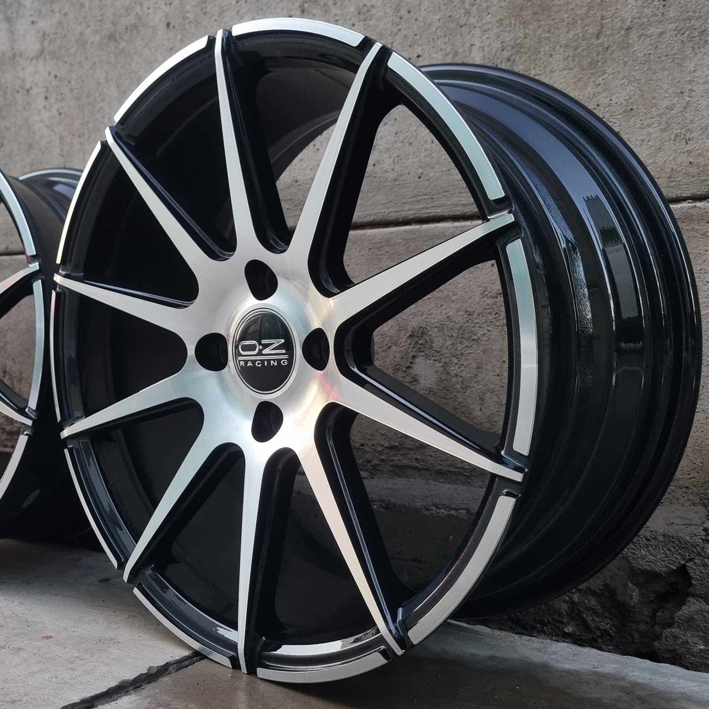 SET DE LLANTAS OZ ULTRA LIGERA. Aro 16 4x100. .Color Cromado Fondo Negro .(16N0184C).