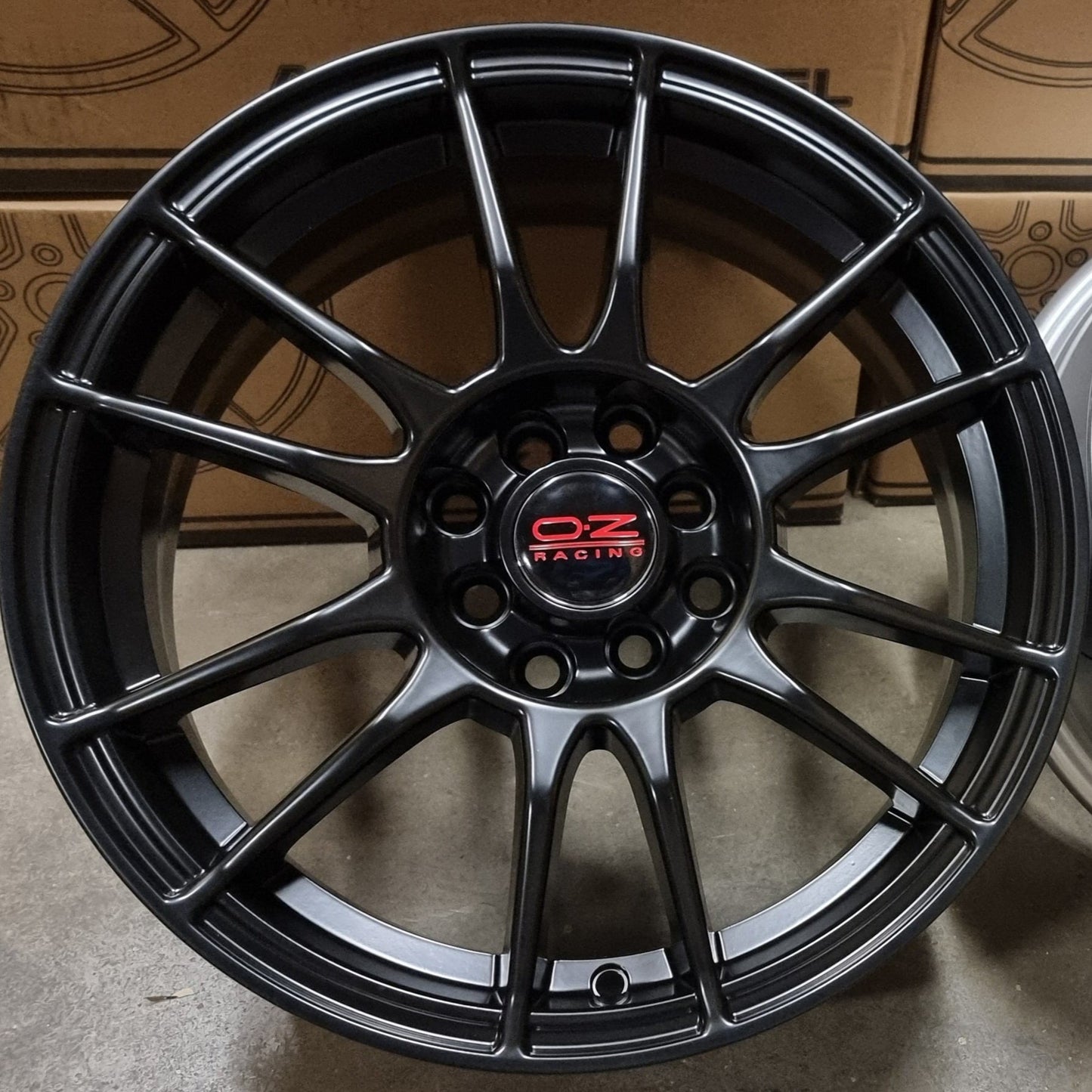 SET DE LLANTAS OZ ULTRA LIGERA. Aro 16 - 4x100, 4x114 .Color Negro .(OZ Ultra Legera).