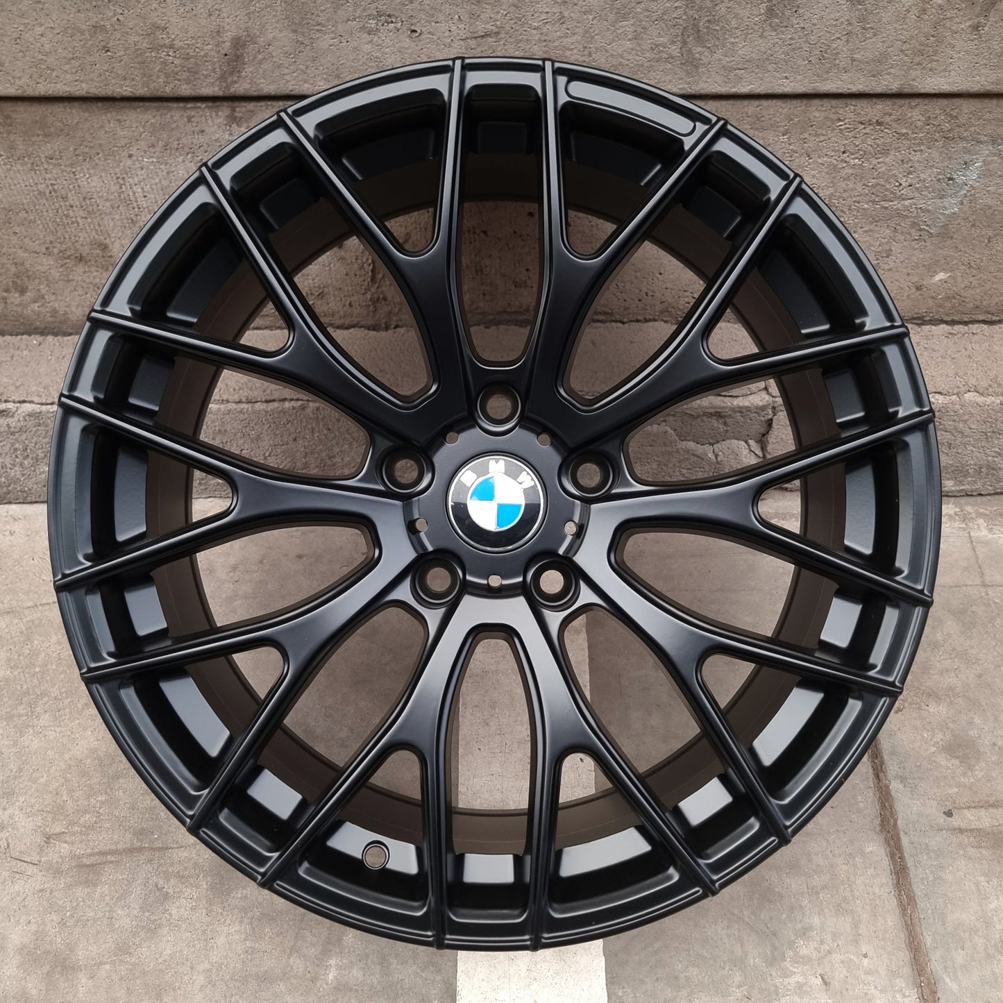 SET DE LLANTAS BMW 5D5 MONTADA. Aro 18 - 5x120. .Color Negro Mate .(334-27).