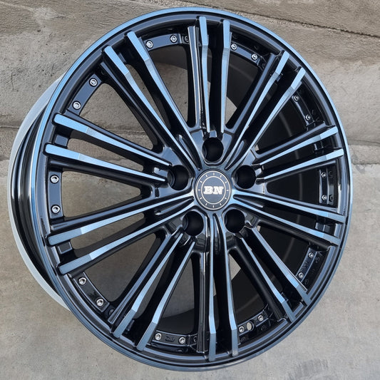 SET DE LLANTAS MODELO 5996 COLOR Cromado Fondo Negro. Aro 18 - 5x114. (5996)