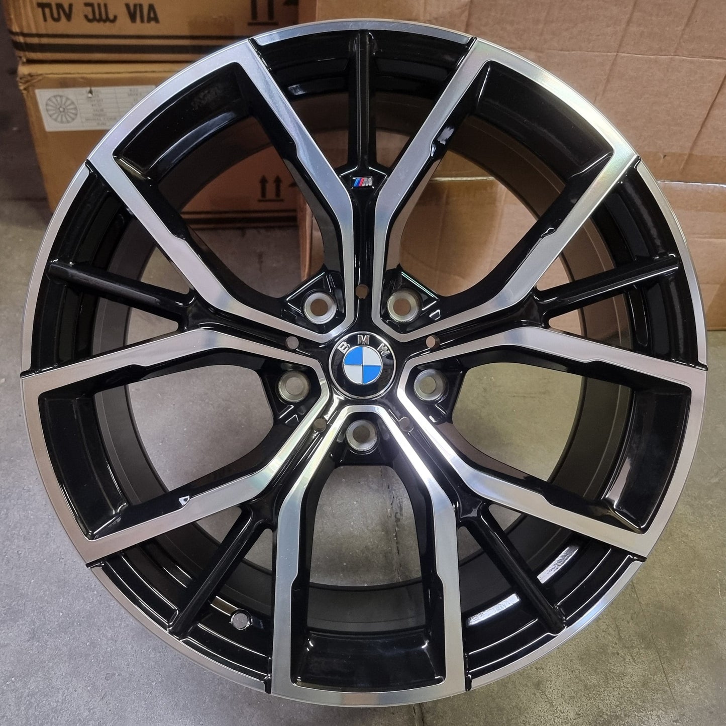 SET DE LLANTAS BMW   . Aro 19 - 5x120. Color Cromado Fondo Negro. (XTX005)