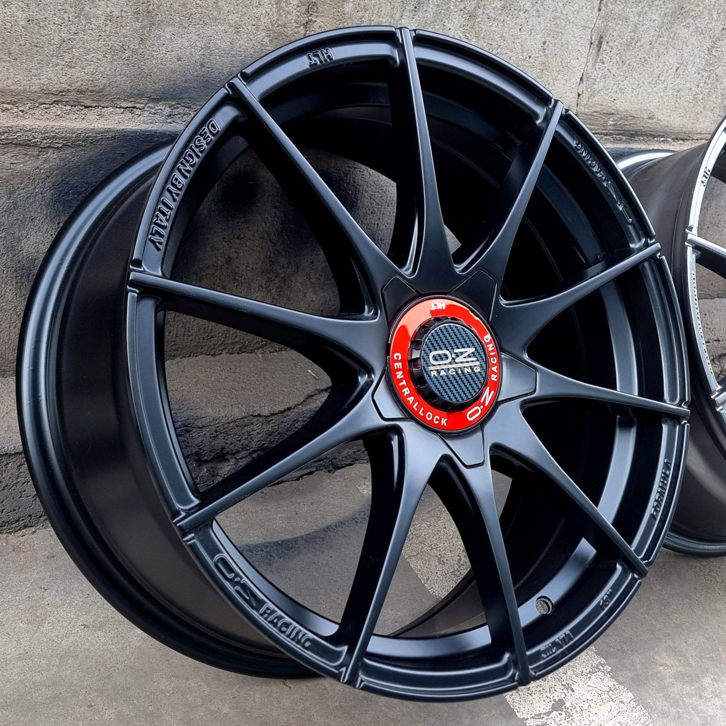 SET DE LLANTAS OZ FORMULA COLOR Negro. Aro 18 - 5x114 (FORMULA)