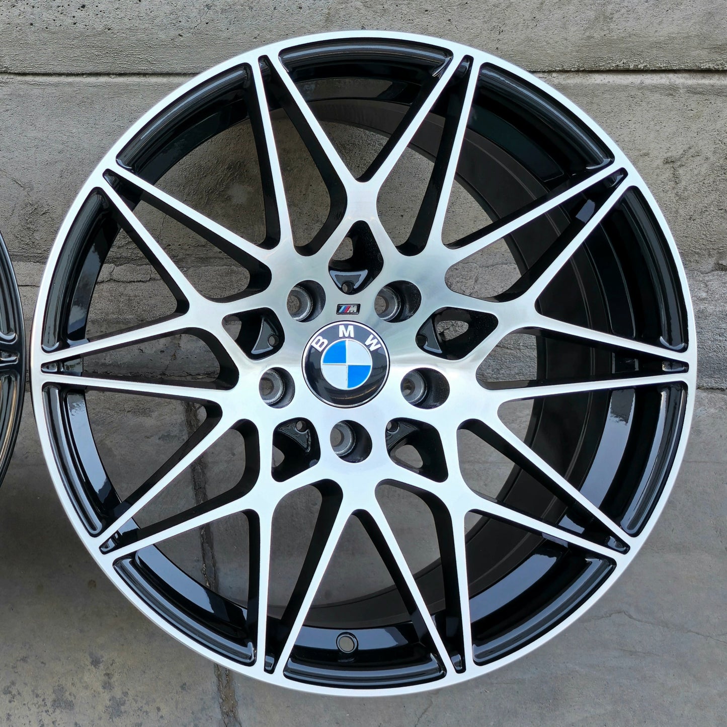 SET DE LLANTAS BMW. Aro 18 - 5x120. .Color Cromado Fondo Negro .(H3184F).