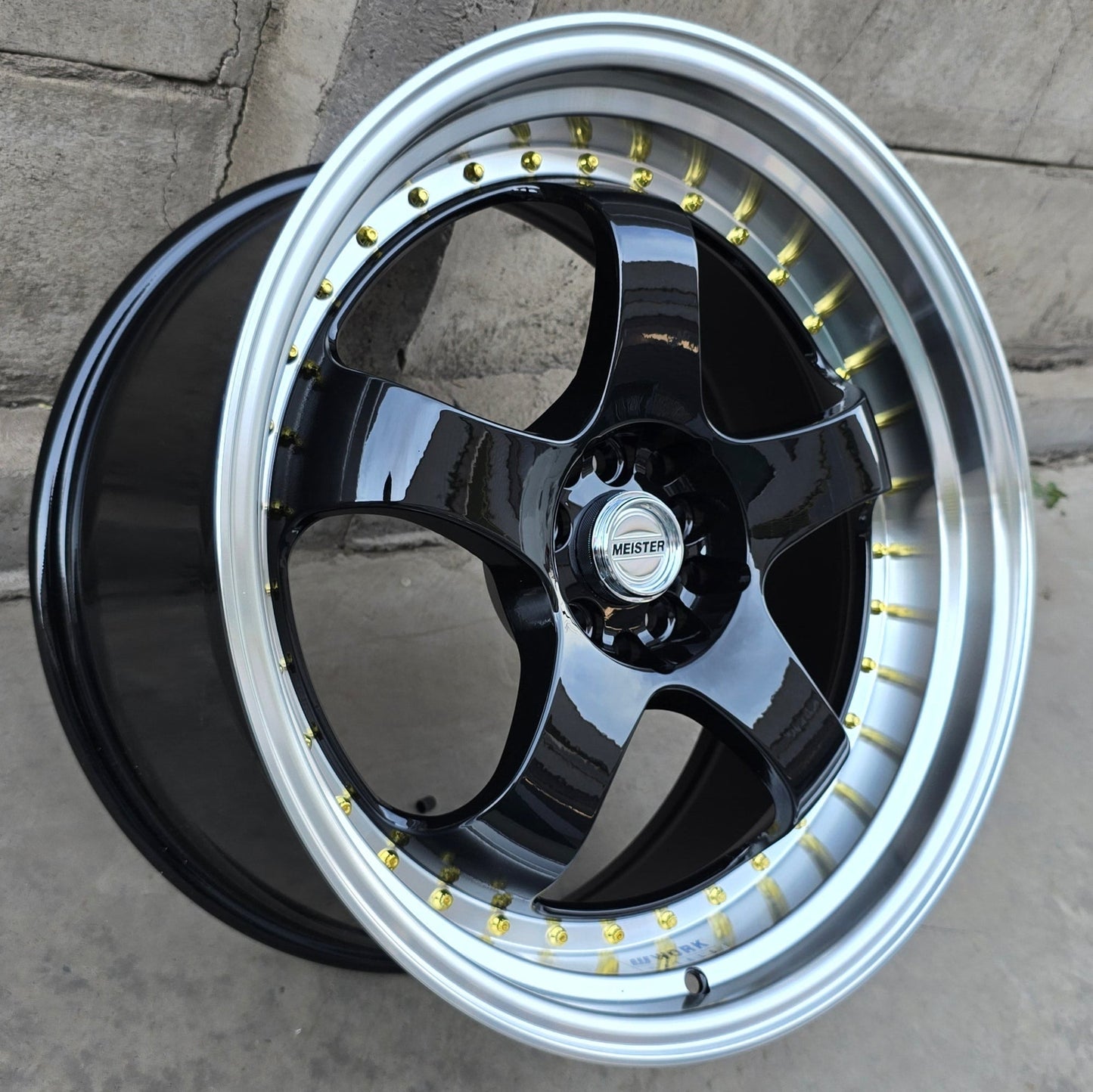 SET DE LLANTAS WORK MEISTER. Aro 19 - 5x100, 5x114. Doble apernadura .Color Negro Brillante Aro Cromado .(5039).