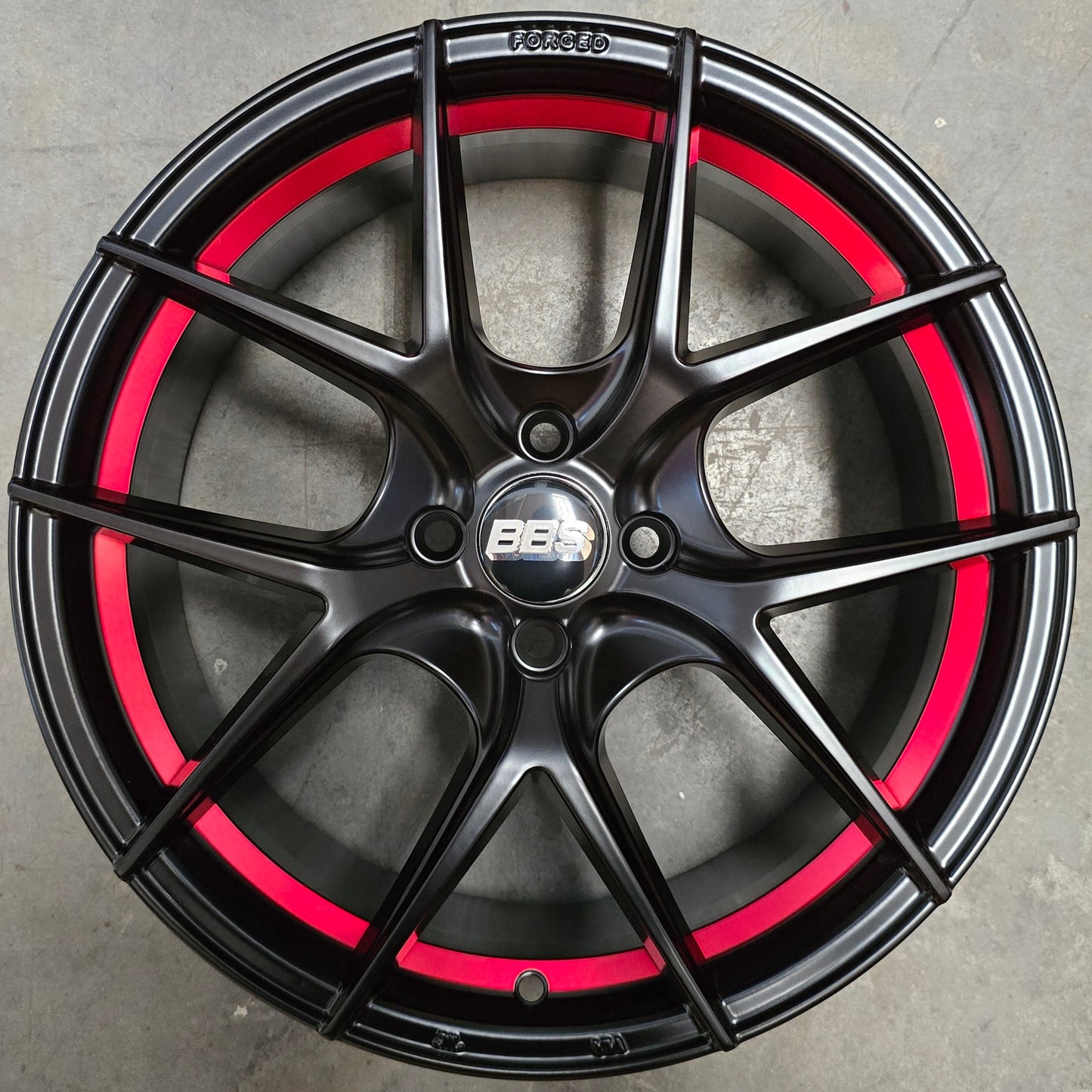 SET DE LLANTAS BBS FIR. Aro 17- 4x100. .Color Negro Aro Rojo .(17N5416B).