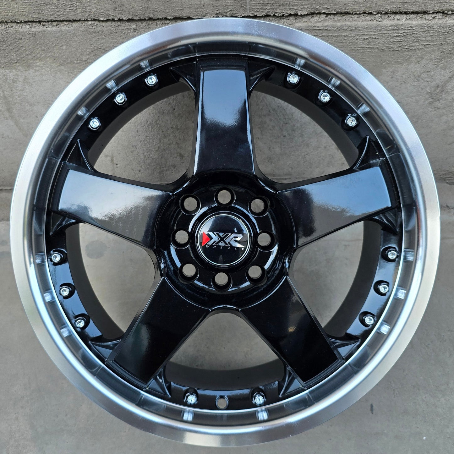 SET DE LLANTAS XXR. Aro 17- 4x100, 4x114. Doble apernadura. .Color Negro Brillante Aro Cromado .(277).
