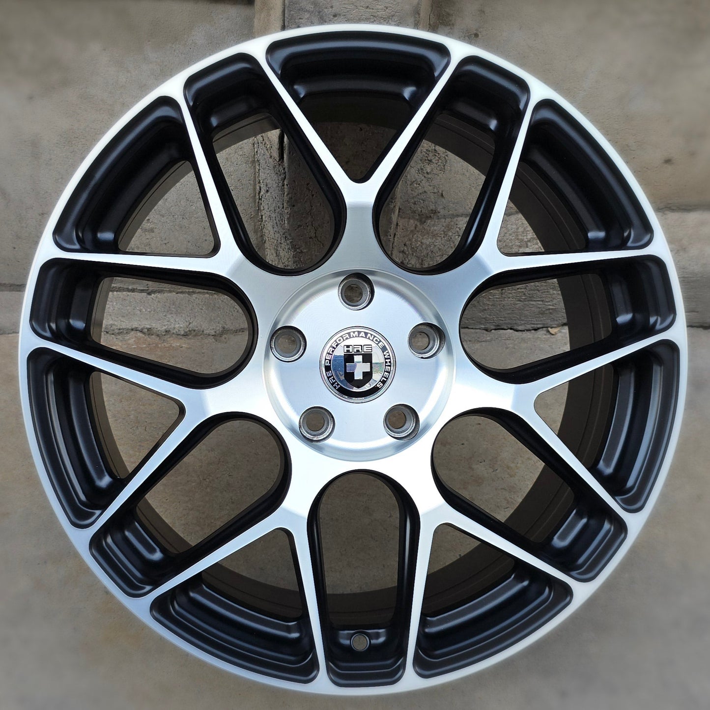 SET DE LLANTAS HRE  COLOR Cromado Fondo Negro. Aro 18 - 5x114 (330)