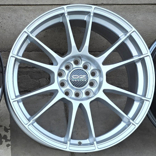 SET DE LLANTAS OZ ULTRA LIGERA. Aro 15-4x114, 4x100 .Color Plateado .(320).