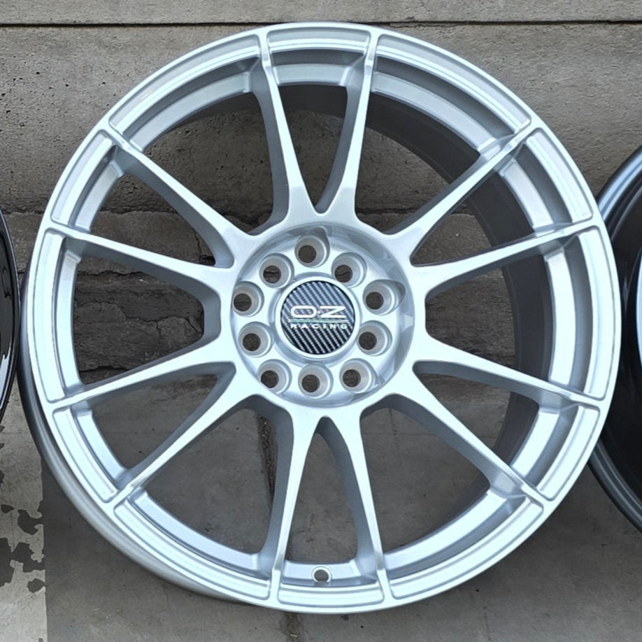 SET DE LLANTAS OZ ULTRA LIGERA. Aro 15-4x100, 4x108. Color Plateada. (320)