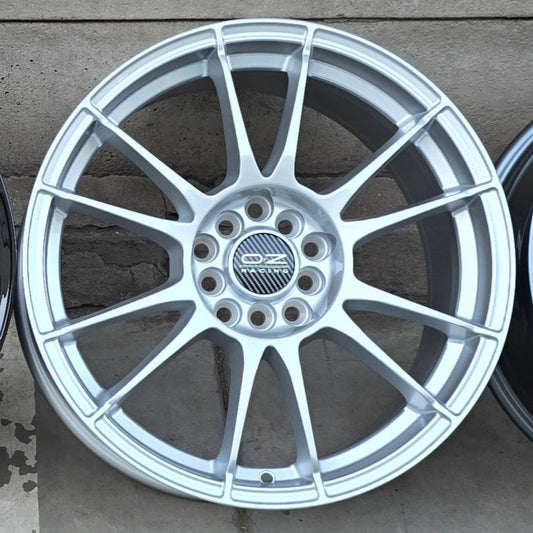 SET DE LLANTAS OZ ULTRA LIGERA. Aro 15-4x100, 4x108. Color Plateada. (320)