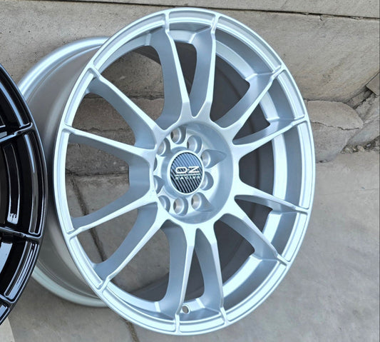 SET DE LLANTAS OZ ULTRA LIGERA. Aro 17- 4x100, 4x114. Doble apernadura. .Color Plateado .(320).