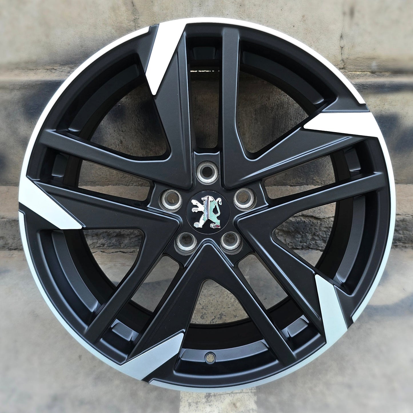 SET DE LLANTAS PEUGEOT. Aro 17 - 5x108. Color Cromado Fondo Negro. (275)