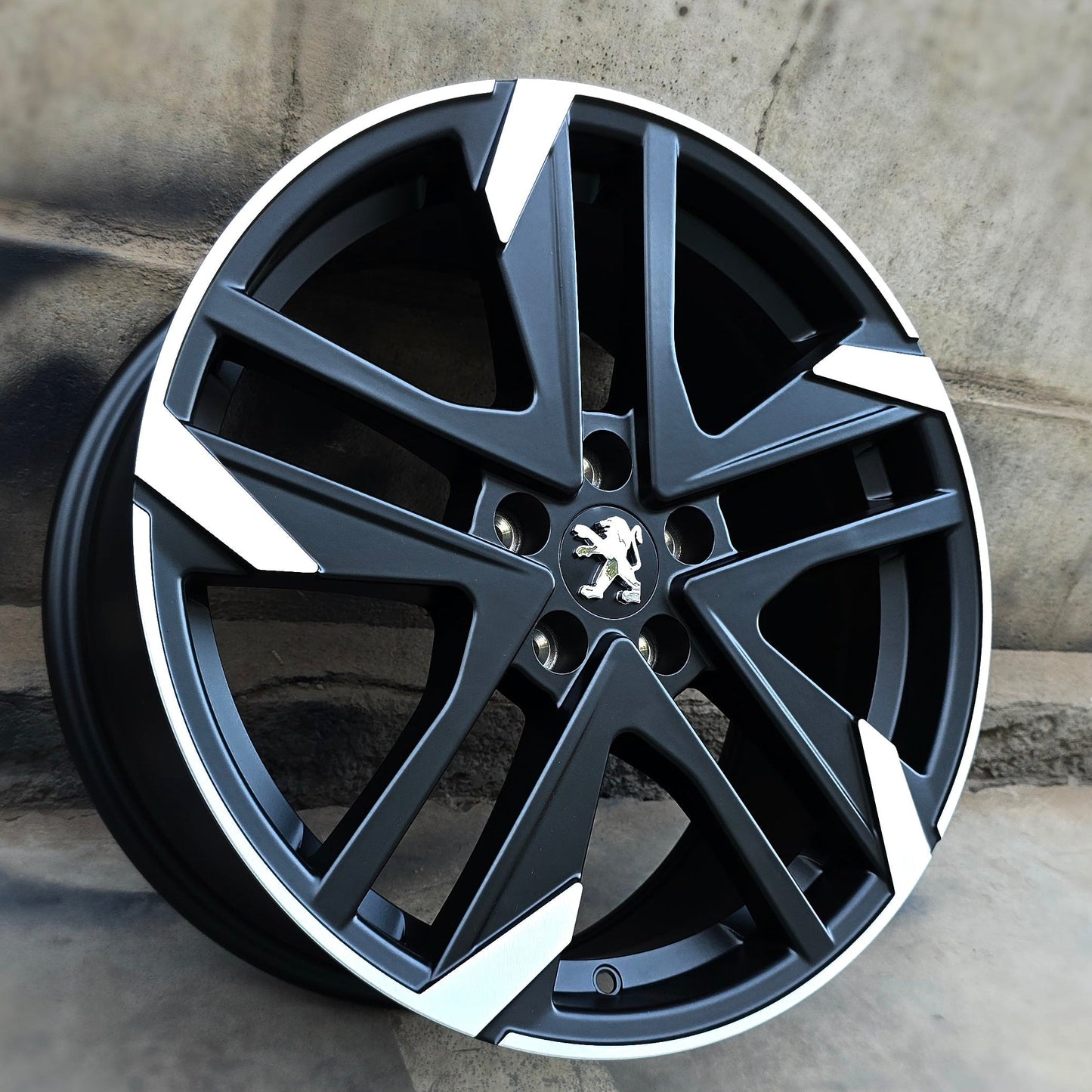 SET DE LLANTAS PEUGEOT. Aro 17 - 5x108. Color Cromado Fondo Negro. (275)