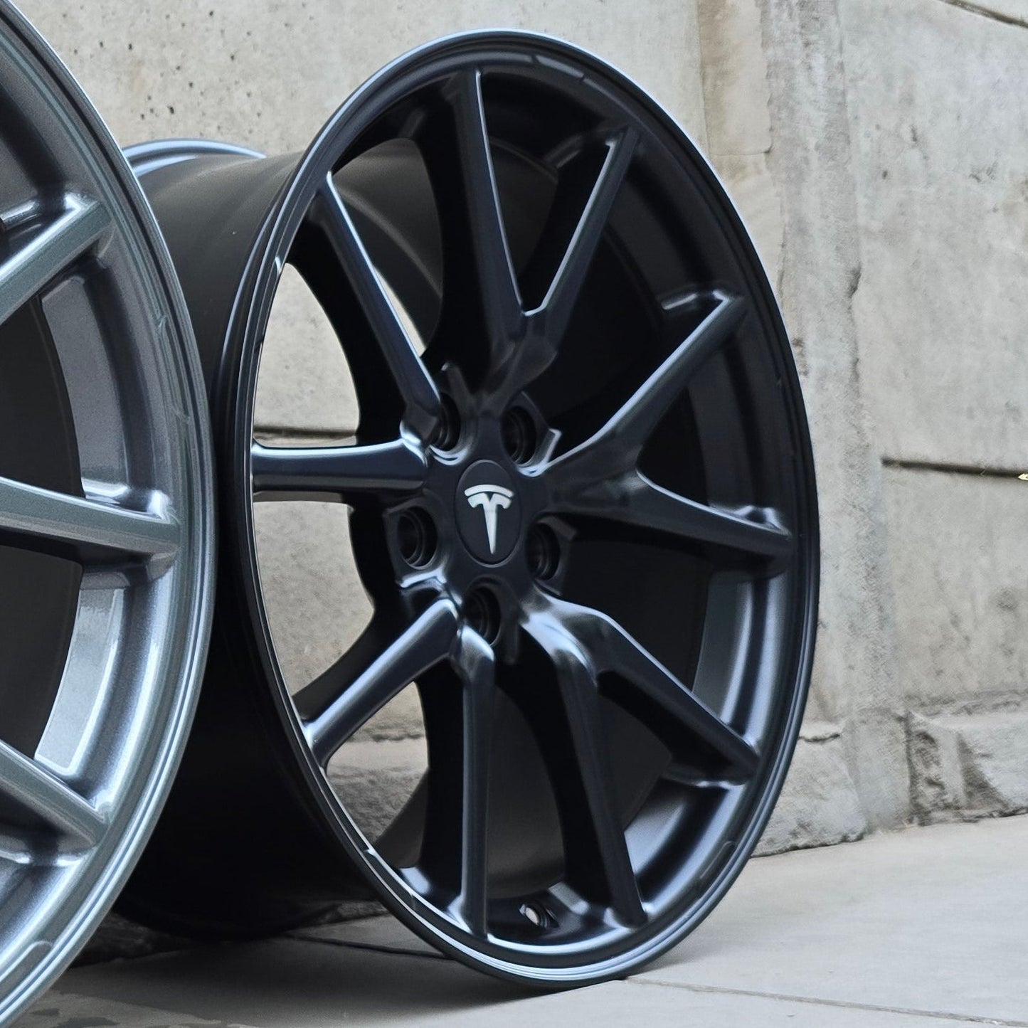 SET DE LLANTAS TESLA. Aro 18 - 5x114. Color Negro. (2113)