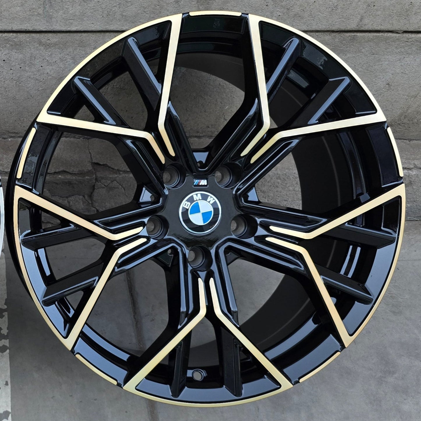 SET DE LLANTAS BMW. Aro 18 - 5x120. Color Dorado Fondo Negro. (777)