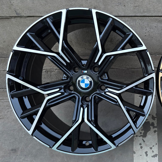 SET DE LLANTAS BMW. Aro 18 - 5x120. Color Comado Fondo Negro . (777)