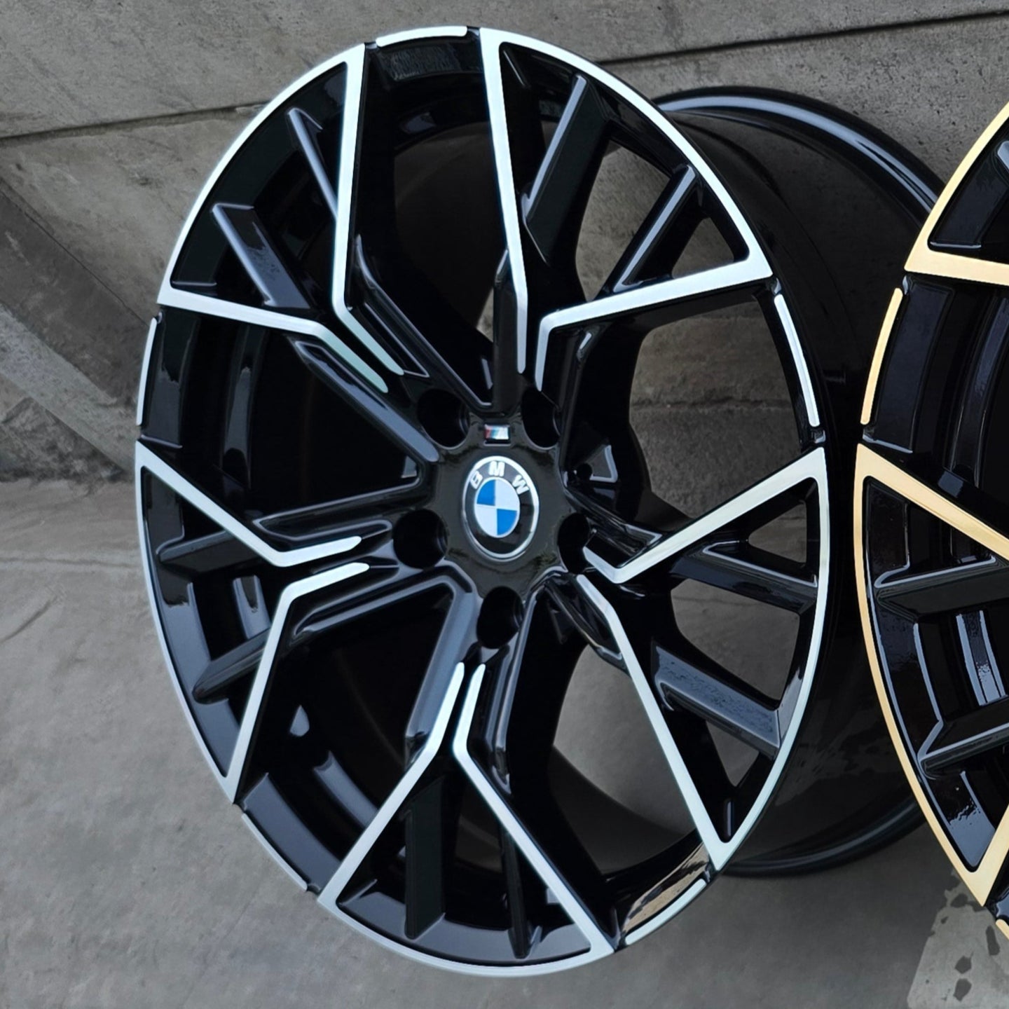 SET DE LLANTAS BMW. Aro 18 - 5x120. Color Comado Fondo Negro . (777)
