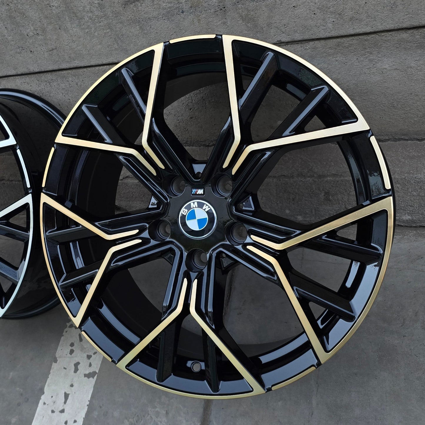 SET DE LLANTAS BMW. Aro 18 - 5x120. Color Dorado Fondo Negro. (777)