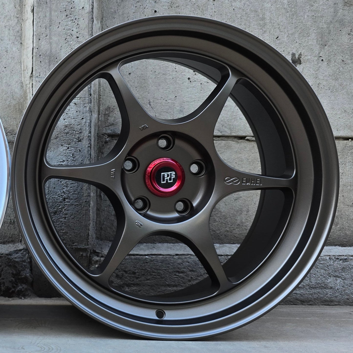 SET DE LLANTAS ENKEI PF06. Aro 18 - 5x114. .Color Bronce .(RGW013FF).