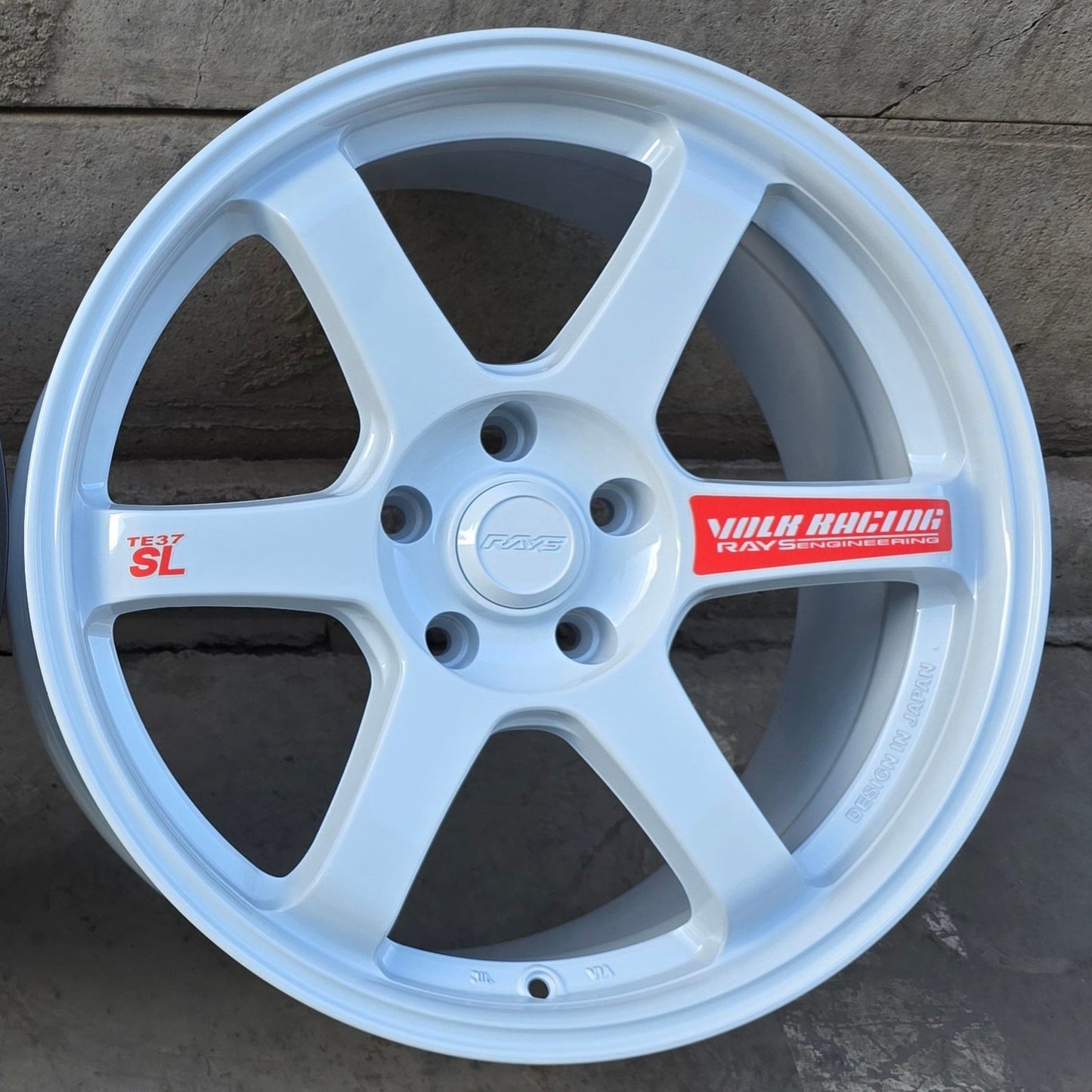 SET DE 4 LLANTAS VOLK TE37. Aro 18 - 5x114. Color Blanco con detalle rojo .(ZR853).