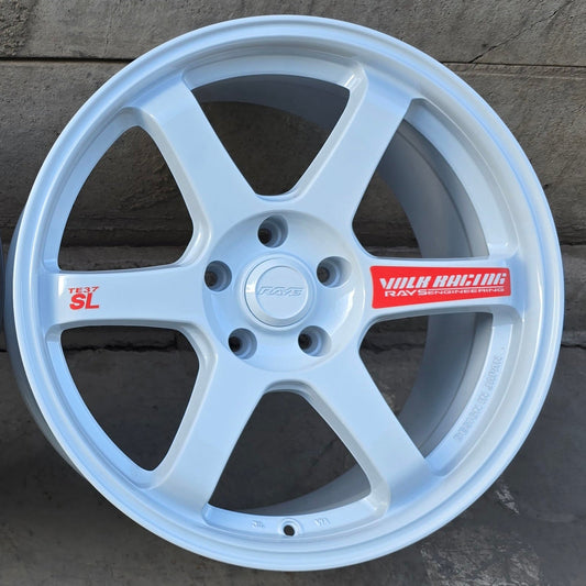SET DE 4 LLANTAS VOLK TE37. Aro 18 - 5x114. Color Blanco con detalle rojo .(ZR853).