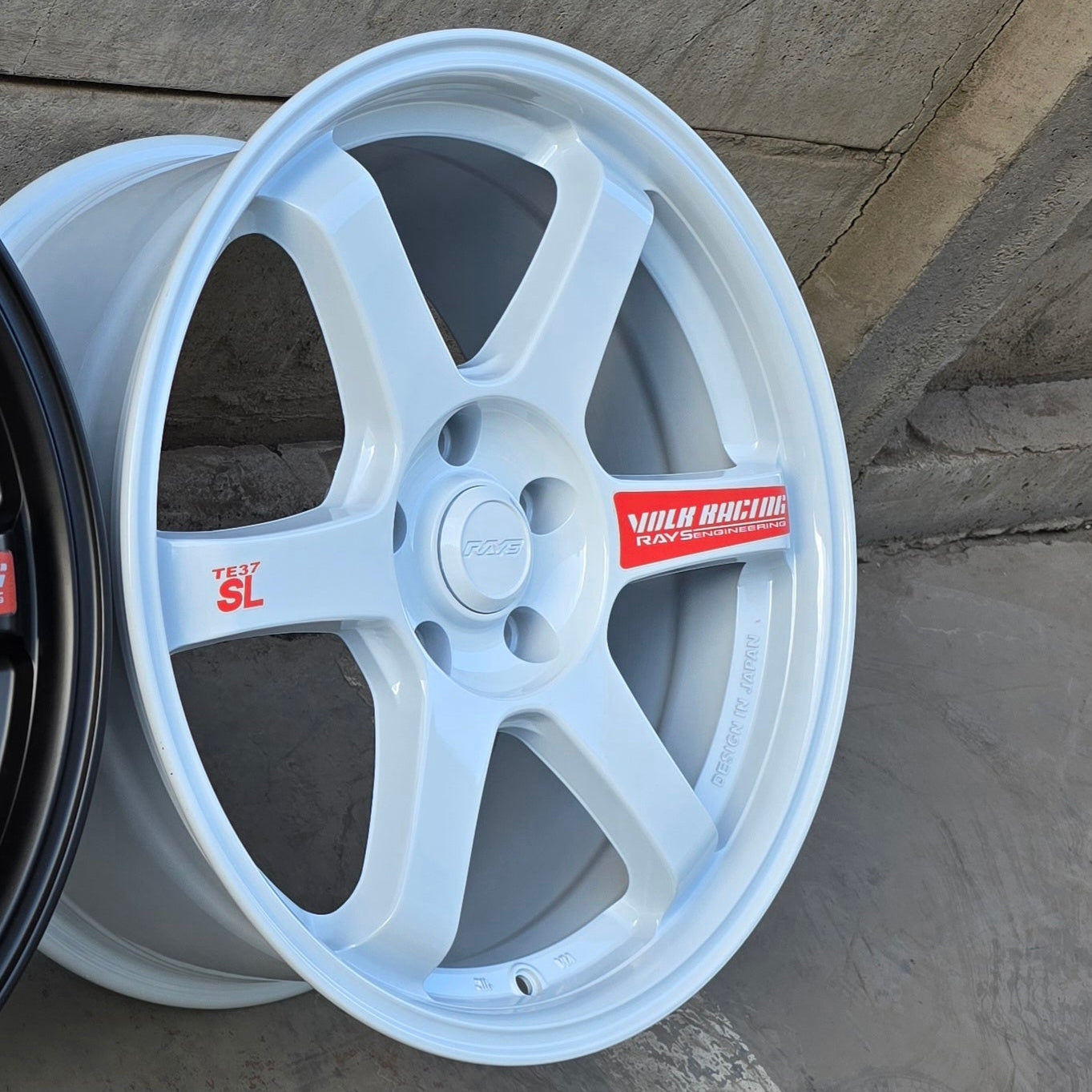 SET DE 4 LLANTAS VOLK TE37. Aro 18 - 5x114. Color Blanco con detalle rojo .(ZR853).