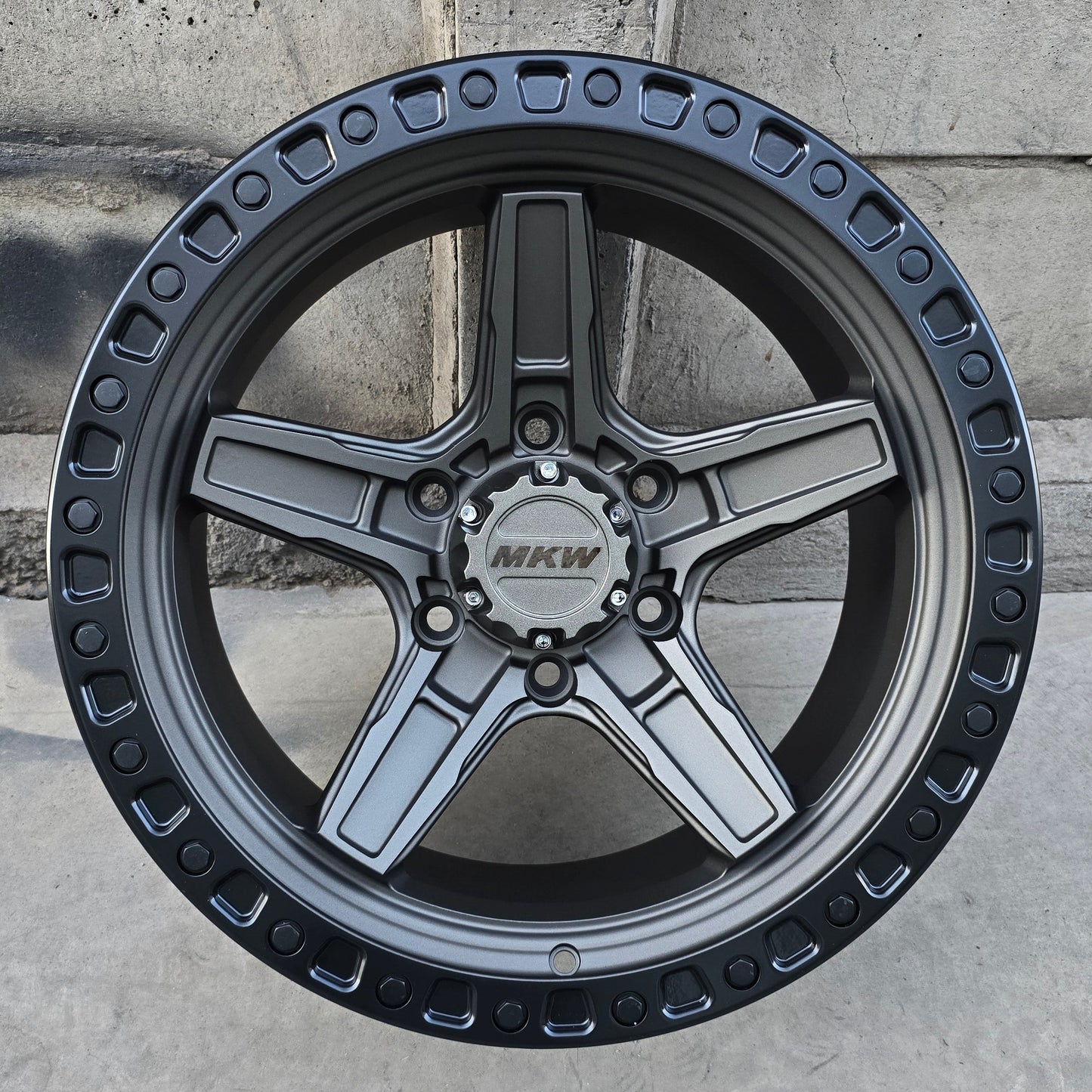 SET DE LLANTAS MODELO 1260. Aro 17-6x139 .Color Bronce Aro Negro .(1260).