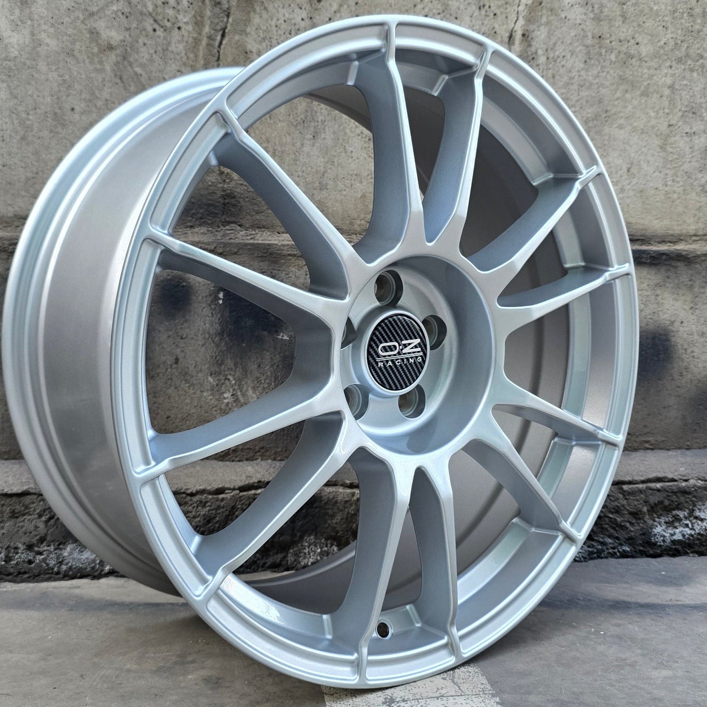 SET DE LLANTAS OZ ULTRA LIGERA COLOR Plateado. Aro 18 - 5x100 (320)