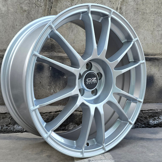 SET DE LLANTAS OZ ULTRA LIGERA COLOR Plateado. Aro 18 - 5x100 (320)