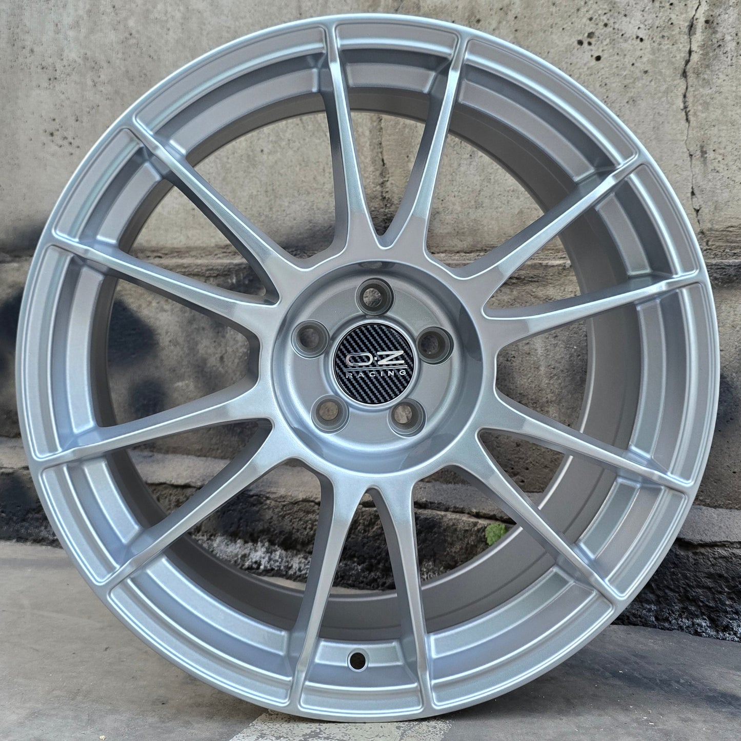 SET DE LLANTAS OZ ULTRA LIGERA COLOR Plateado. Aro 18 - 5x100 (320)