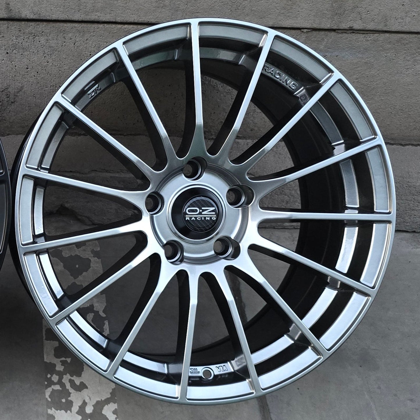 SET DE LLANTAS OZ SUPER TURISMO. Aro 17- 5x114. Color Hyper Black / Grafito Metalizado. (ZR007)