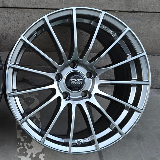 SET DE LLANTAS OZ SUPER TURISMO. Aro 17- 5x114. Color Hyper Black / Grafito Metalizado. (ZR007)