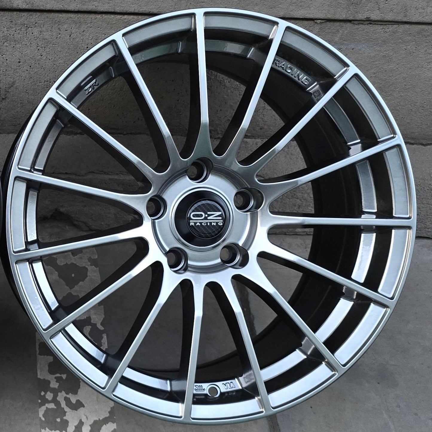 SET DE LLANTAS OZ SUPER TURISMO. Aro 17- 5x114 .Color Grafito Metalizado .(ZR007).