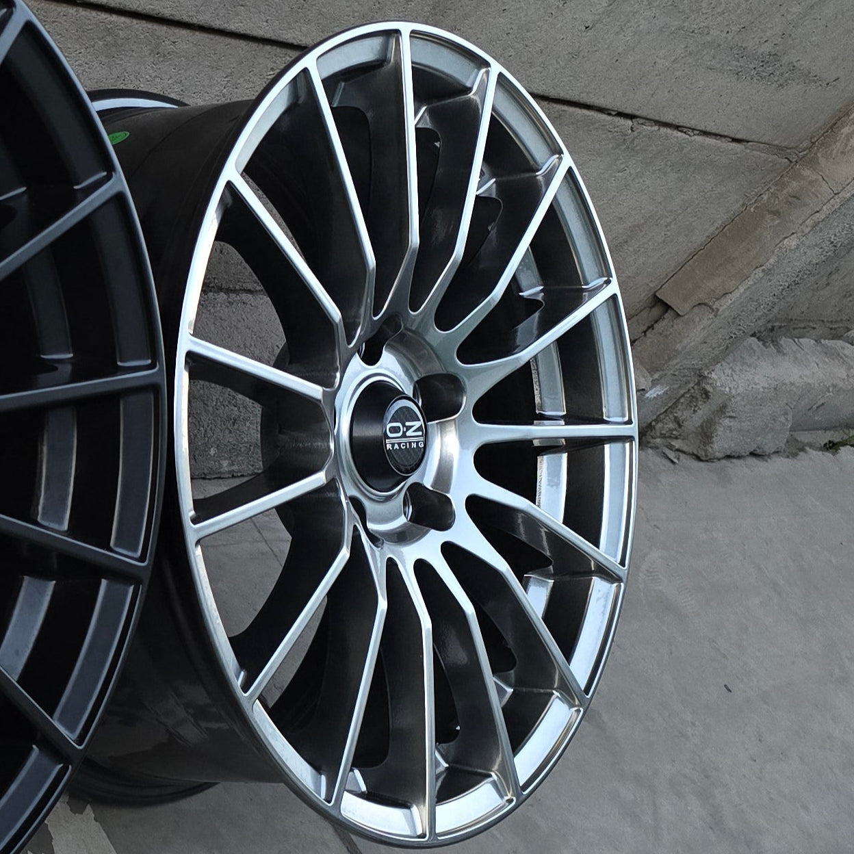 SET DE LLANTAS OZ SUPER TURISMO. Aro 17- 5x114 .Color Grafito Metalizado .(ZR007).