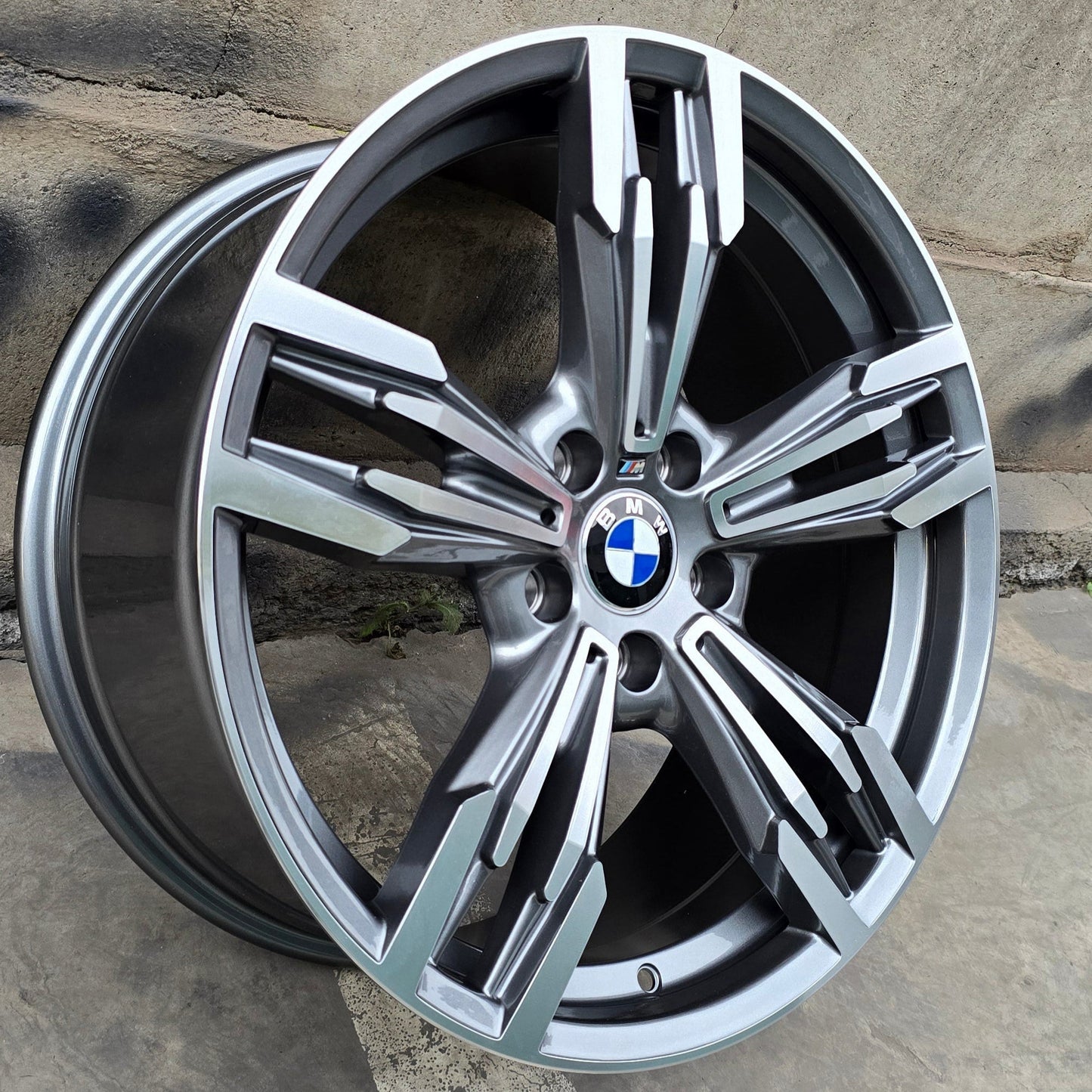 SET DE LLANTAS BMW M4  . Aro-19-5x120 .Color Cromado Fondo Grafito .(739-1).