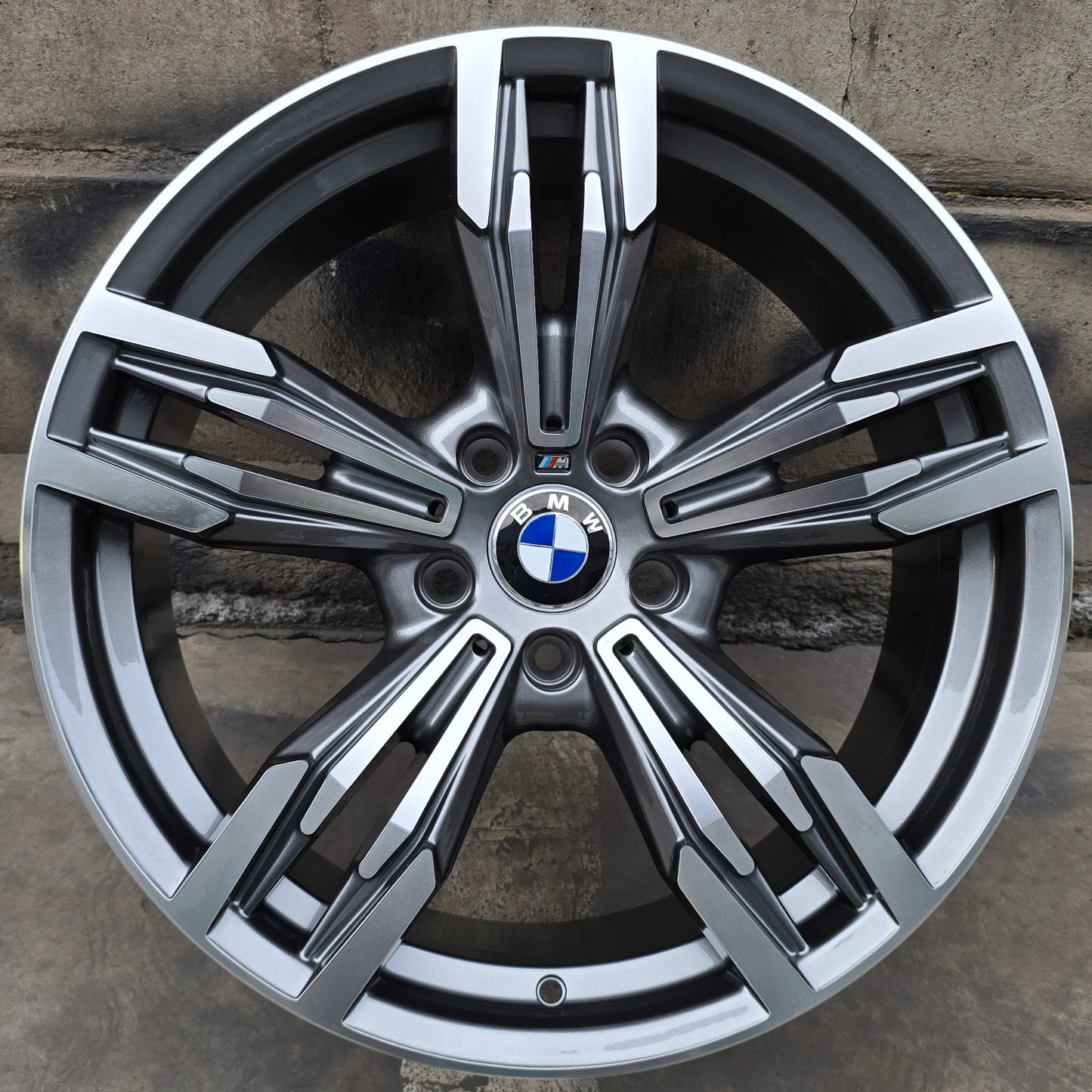 SET DE LLANTAS BMW M4  . Aro-19-5x120 .Color Cromado Fondo Grafito .(739-1).